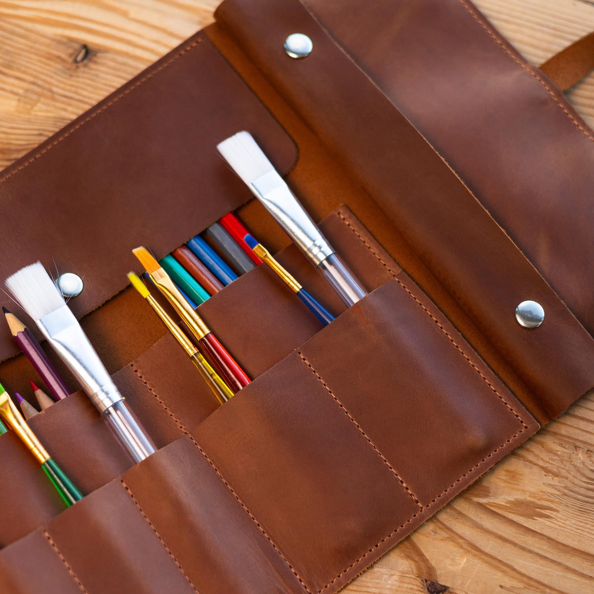 OMBUO Handmade Artist Pencil Case for Adults Women, Leather Pencil Roll, Artist Gifts, Pencil Wrap Roll Up Case, Leather Paint Brush Case, Warm Brown