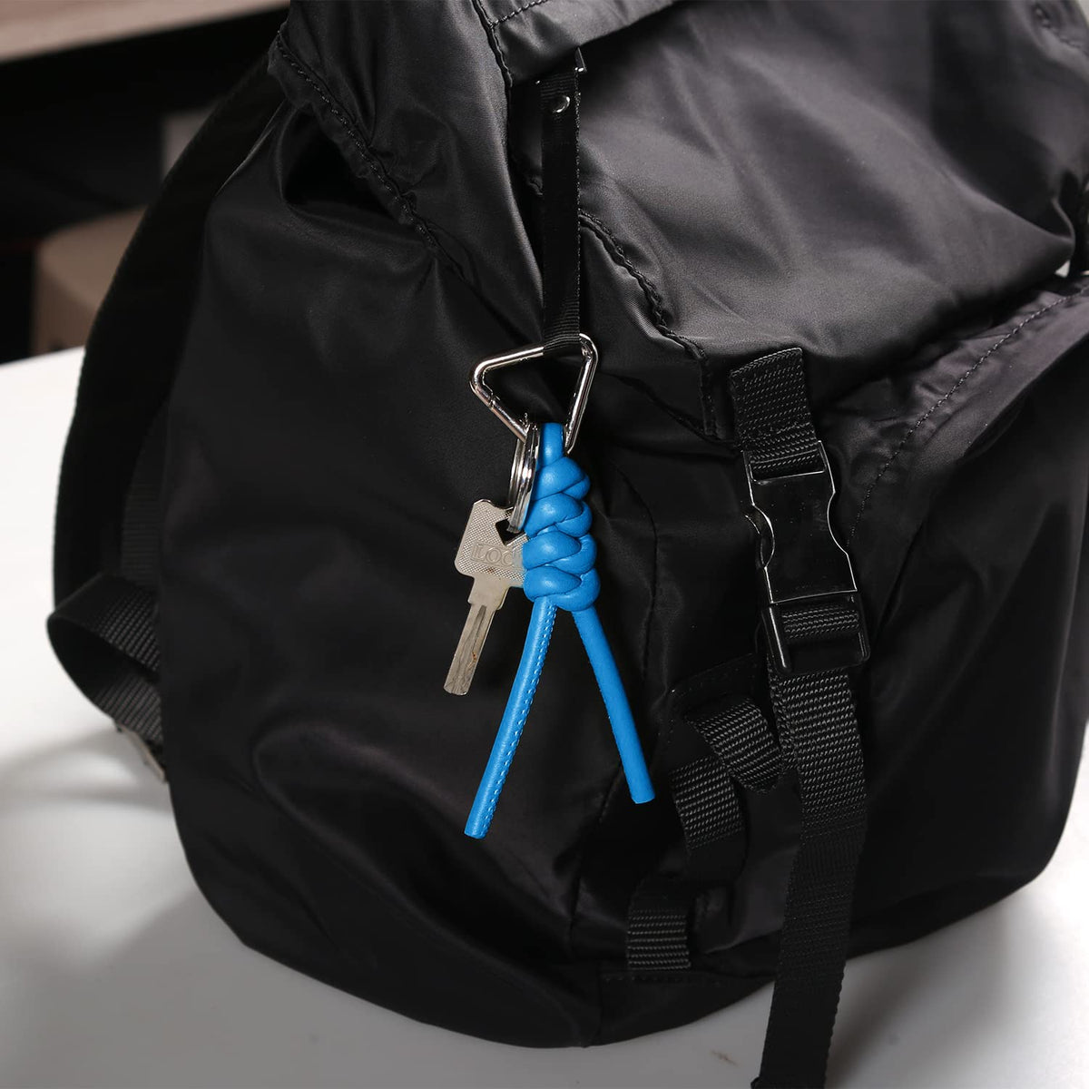 HSEFIN Leather Key Chain Car Universal Unisex Key Chain with Removable Triangle Open Key Ring (blue)