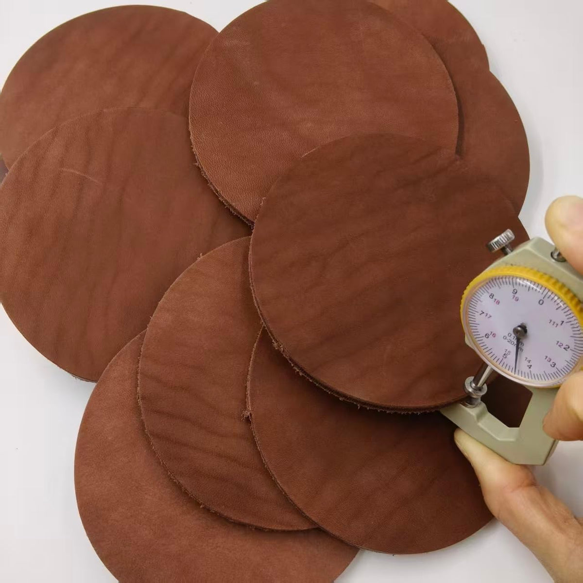YiJiaXiang 120mm diameterRound Sliced Genuine Leather, 3-5mm Thick Natural Leather, Suitable for Stamping pad Leather Cutting Pieces, Coaster Making Process (Coffee Color 20 Pieces)
