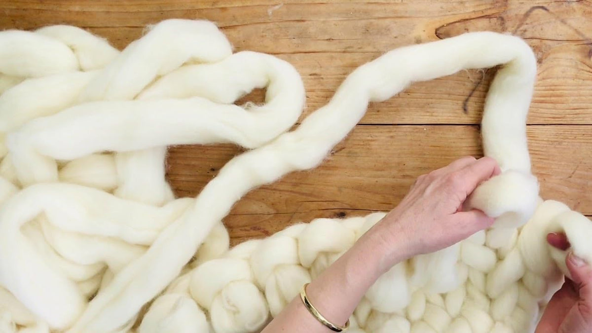 1 lb Wool roving Yarn unspun Fiber | Soft Chunky Jumbo Yarn for Arm Knitting Blanket |100% Natural Undyed (Ecru White) Bulk, Felting Core Combed Carded Stuffing.