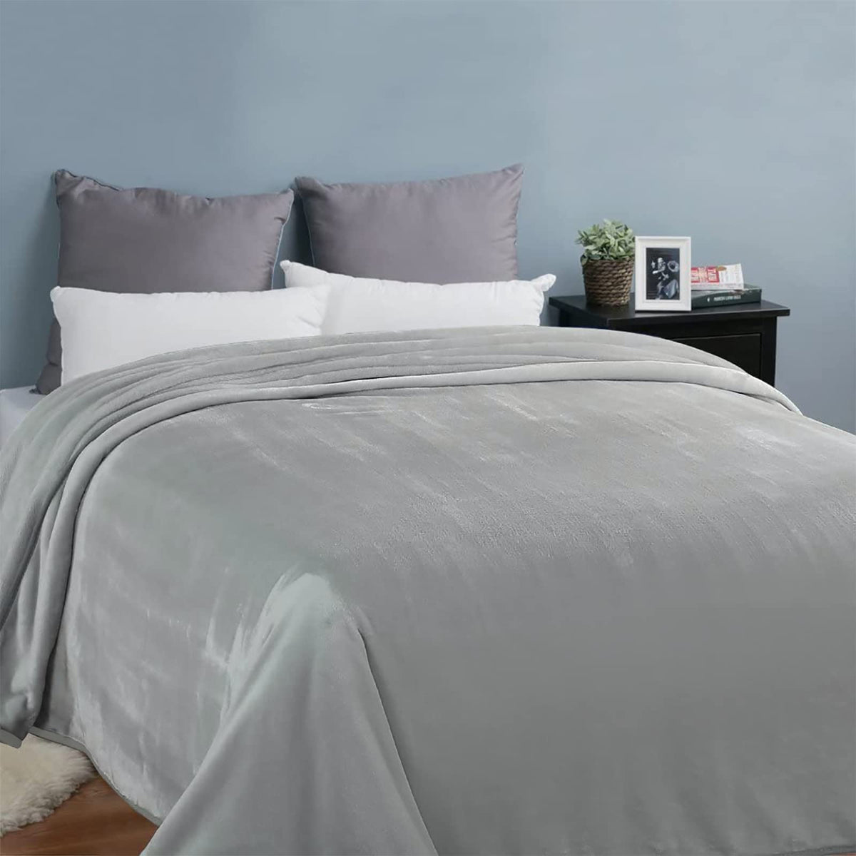 EASELAND Soft King Size Blanket All Season Warm Microplush Lightweight Thermal Fleece Blankets for Couch Bed Sofa,90x108 Inches,Silver Gray