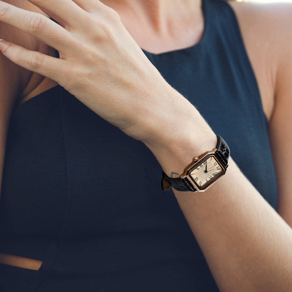 BISONSTRAP Watch Straps for Women, Crocodile Pattern Leather Thin Watch Replacement Bands,8mm, Black with Gold Buckle