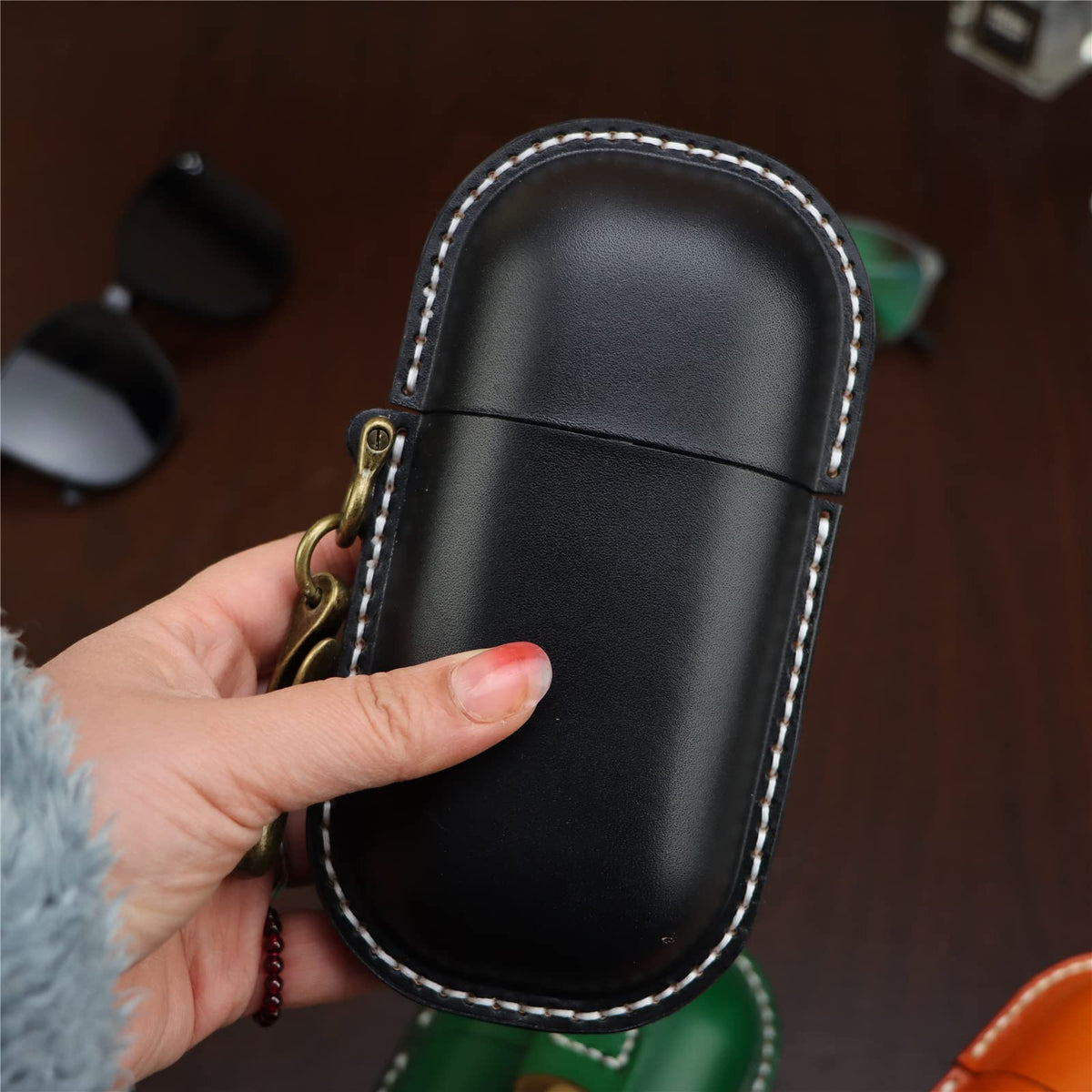 Fanyixuan Handmade Leather Eyeglass Case Hard Shell Retro Men And Women Sunglasses Nearsighted Glasses Hooks Protection Box (Black)