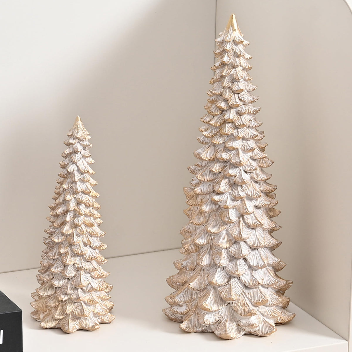 AOMOONOA Resin Christmas Tree Figurines, 2Pcs Distressed White with Gold Table top Christmas Trees, Small Christmas Tree Figurine Set, Decorative Xmas Trees for Rustic Christmas Decor