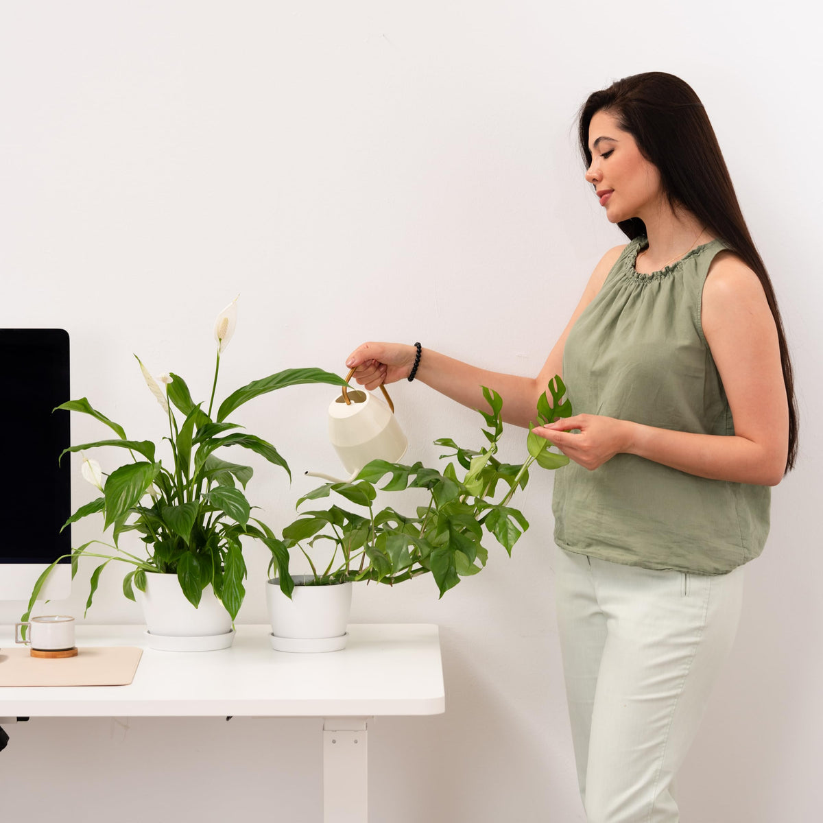 Kin 'n' Kind Set of 2 Minimalist Plant Pots (6.5" & 5.5") – Modern Indoor Planters with Drainage & Saucers & Plugs – Durable Eco-Conscious Composite, Indoor/Outdoor - Ventura Mist White
