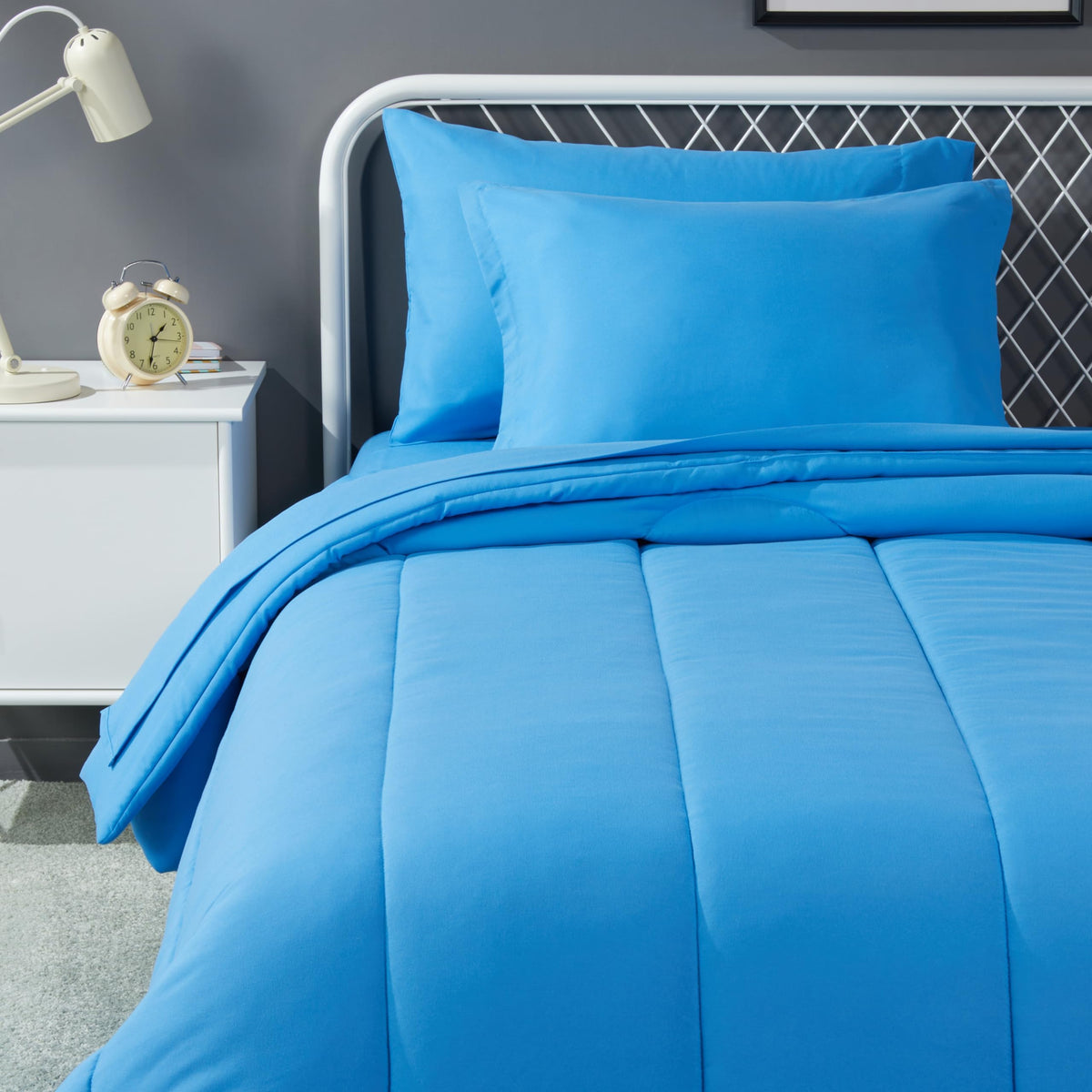 Amazon Basics 5-Piece Microfiber Kid's Bed-in-a-Bag Bedding Set, Twin, Blue, Solid