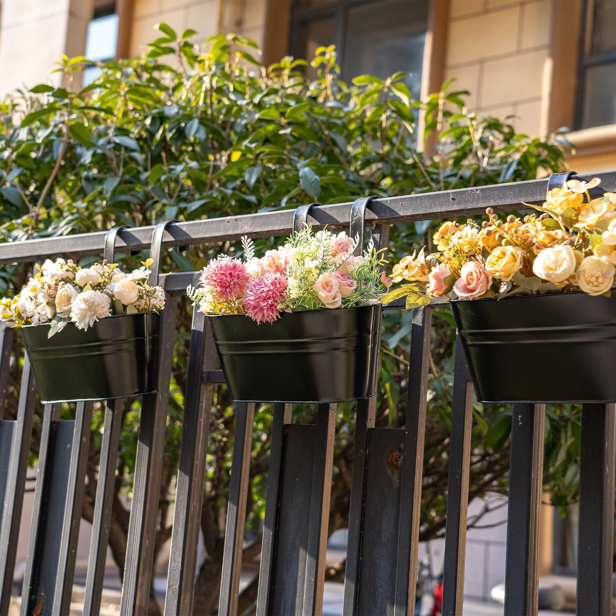pansparade 3 Pack Metal Hanging Flower Pots for Railing Fence，Outdoor Balcony Rail Planter with Detachable Hooks Drainage Holes for Deck Garden Home Decor Black