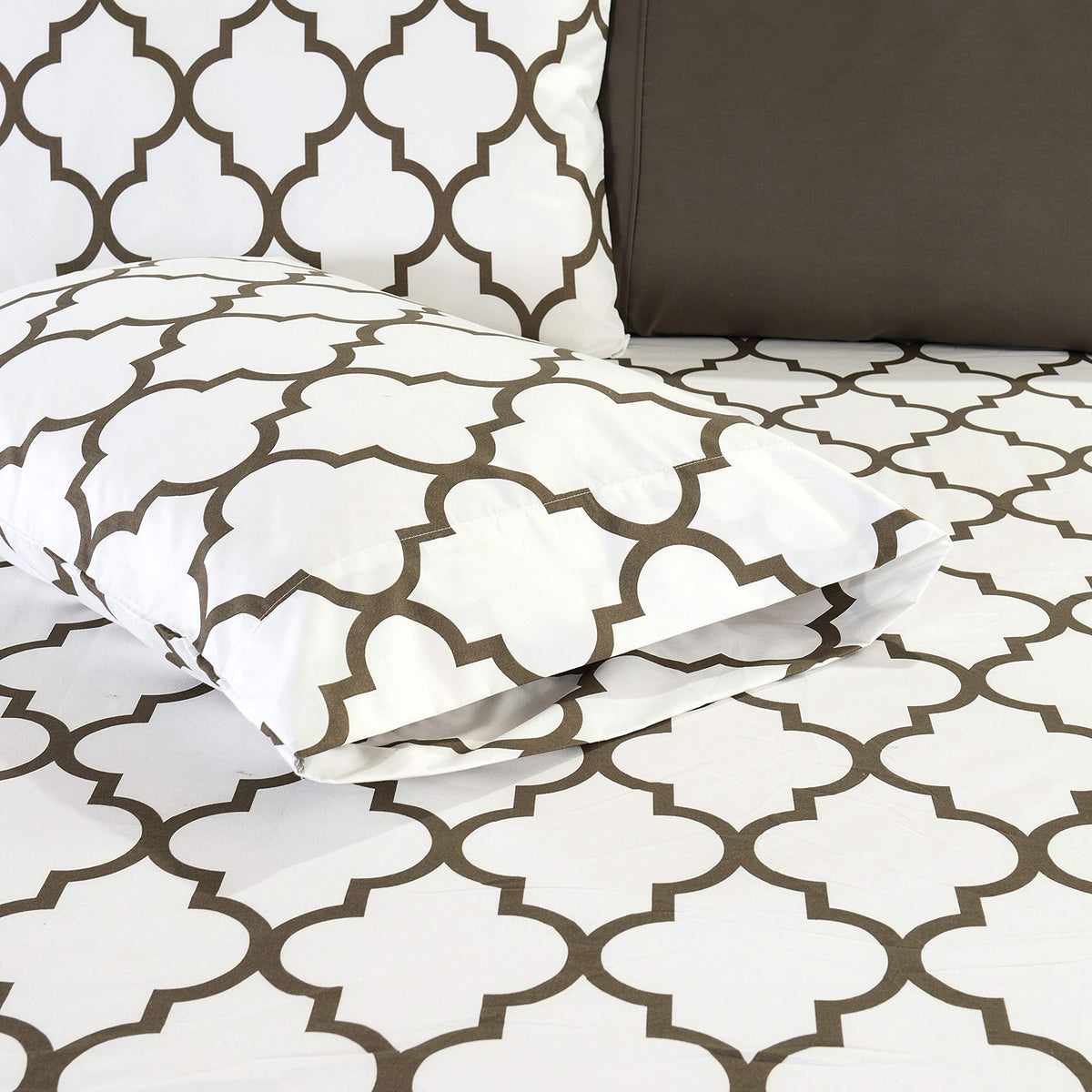 Elegant Comfort 4-Piece Quatrefoil Printed Deep Pocket Bed Sheet Set, Luxurious Silky 1500 Thread Count Bed Sheet Set Ultra Soft Wrinkle Resistant Bedding Set, Twin/Twin XL, White