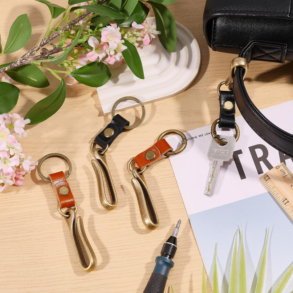 FREEBLOSS 4pcs Fish Hook Keychain Retro Leather Alloy Keyring U Shaped Keychain Mini Keychain for Women Men Handbags Backpacks Accessories, 2 Colors