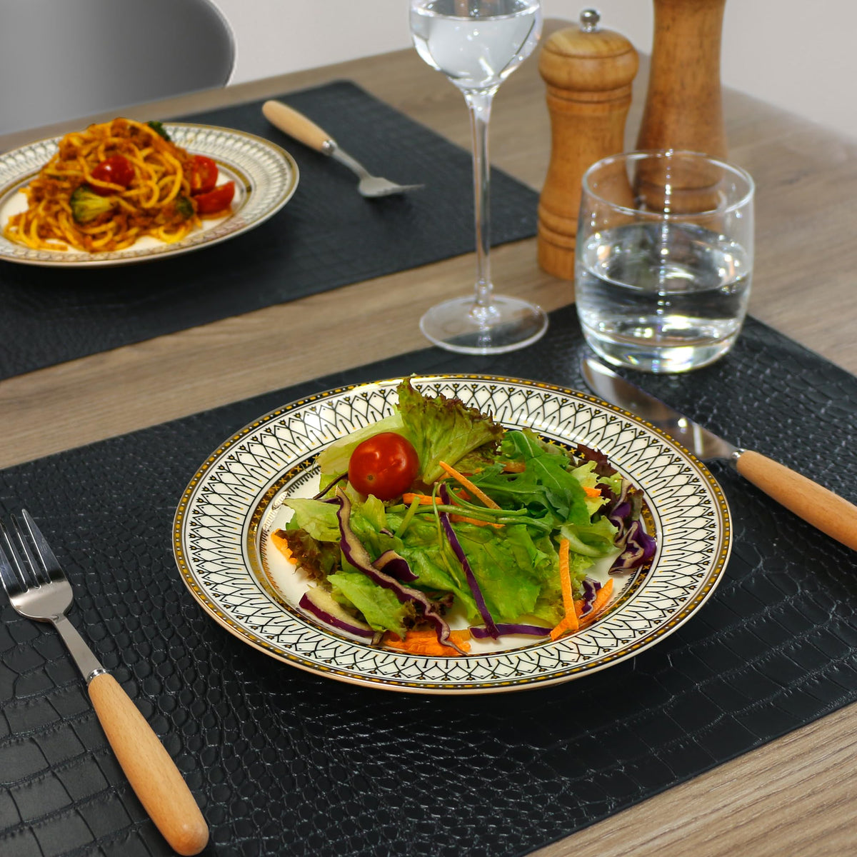 Set of 4 Faux Leather Placemats, PU Table Mats, Waterproof, Stain Resistant, Heat Resistant, Easy to Clean for Kitchen Dining Table,Conference Table