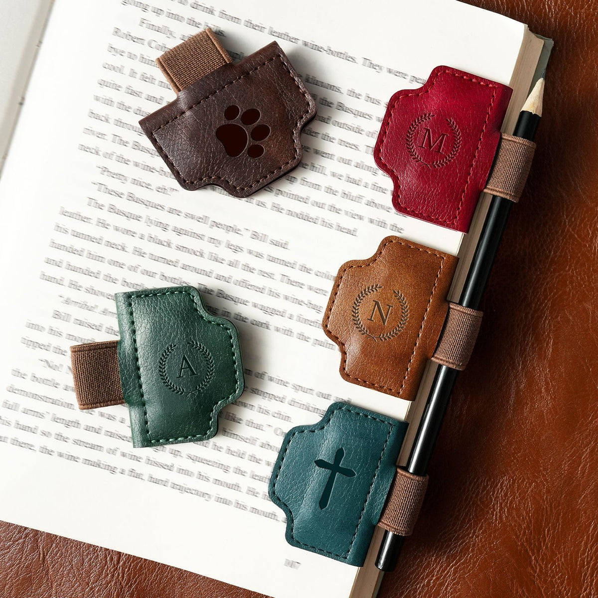 BygoneMark Magnetic Leather Bookmark with Pen Holder, Personalized Custom Initial Page Marker & Pen Clip, Professional Book Accessory for Students (Green-Cross)