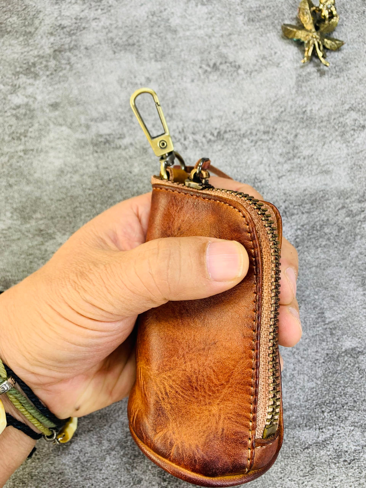 duyugeng Genuine Leather Key Pouch with Belt Clip, Vintage Key Holder Coin Purse with Key Ring, Compact EDC Key Organizer for Men, Clip On Jeans Key Case