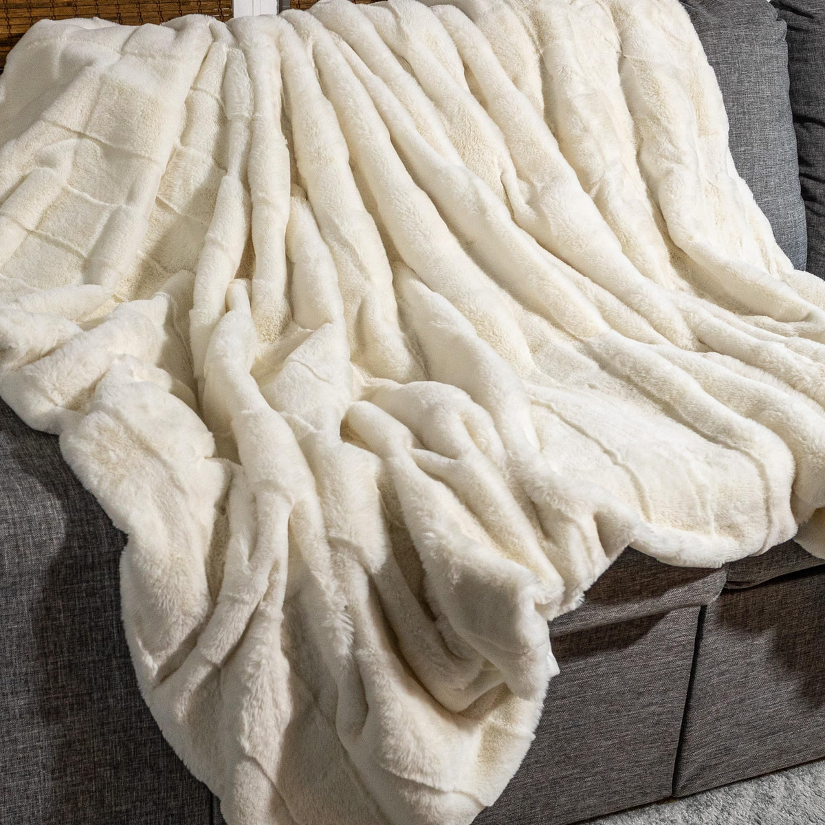 Lavish Home Faux Fur Blanket - 60x80-Inch Queen Size Throw Blanket with Plush Faux Fur Front and Mink Back - Bedding for Sofas and Beds (Cream)
