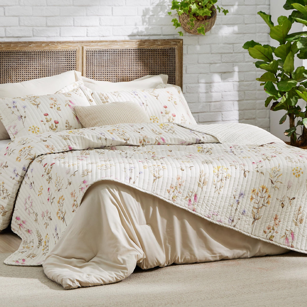 Bedsure Floral Quilt Queen Size - Reversible Botanical Floral Comforter, Spring Lightweight Bedspread Quilt Bedding, Soft Microfiber Coverlet for All Seasons (90"x96")