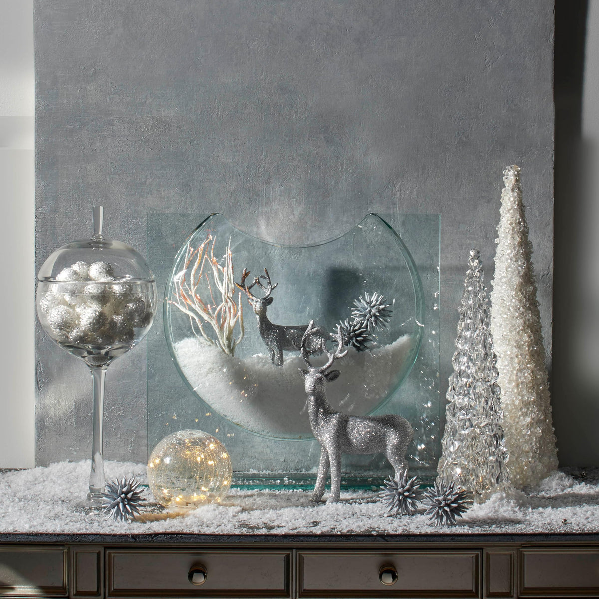 Z Gallerie Jules Glass Cloche, Hand-Blown Glasses Display Dome for Decorative Showcase Elegant Terrarium for Curated Home Decor, Artistic Canister for Sentimental Displays, Clear, 24"