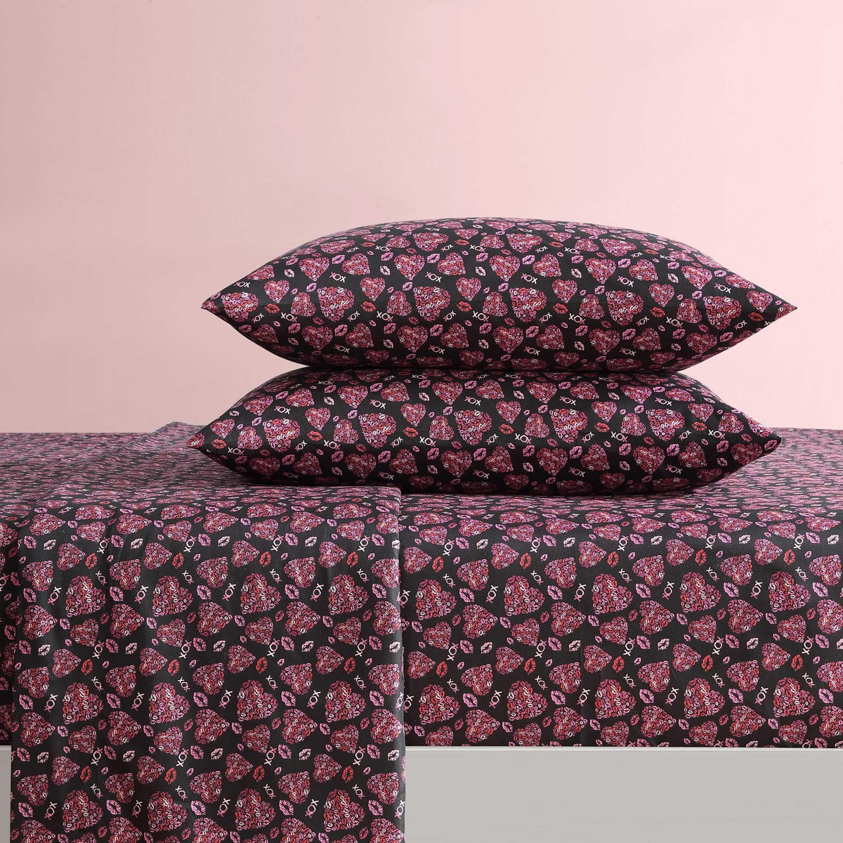 Betsey Johnson - Queen Size Sheet Set, Ultra-Soft Bedding with Smooth & Breathable Feel, Deep Pockets, Bed Sheets with Matching Fitted Sheet & Pillowcases (Lipstick Betsey Pink)